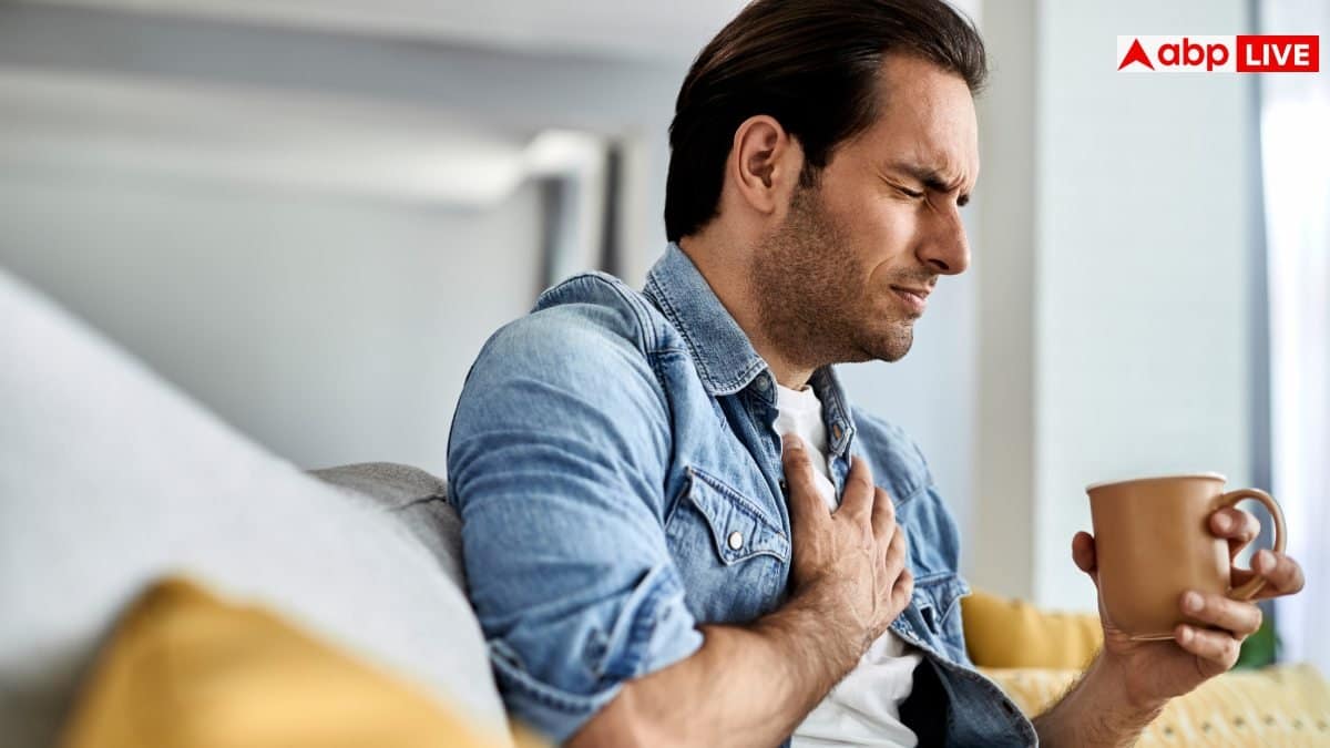 Heart Attack Treatment: घर में अकेले हैं और पड़ गया हार्ट अटैक तो क्या करें? मदद मिलने से पहले ऐसे बचेगी जान