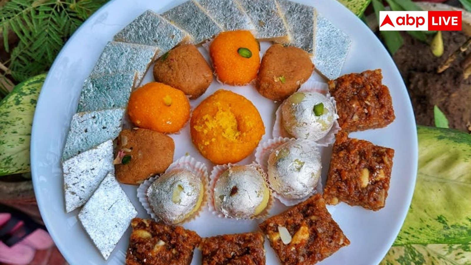 बाजार के बूंदी लड्डू या घर के बेसन लड्डू? इस दिवाली कौन सी स्वीट्स और स्नैक्स आपके लिए रहेंगे बेहतरीन बाजार के बूंदी लड्डू या घर के बेसन लड्डू? इस दिवाली कौन सी स्वीट्स और स्नैक्स आपके लिए रहेंगे बेहतरीन