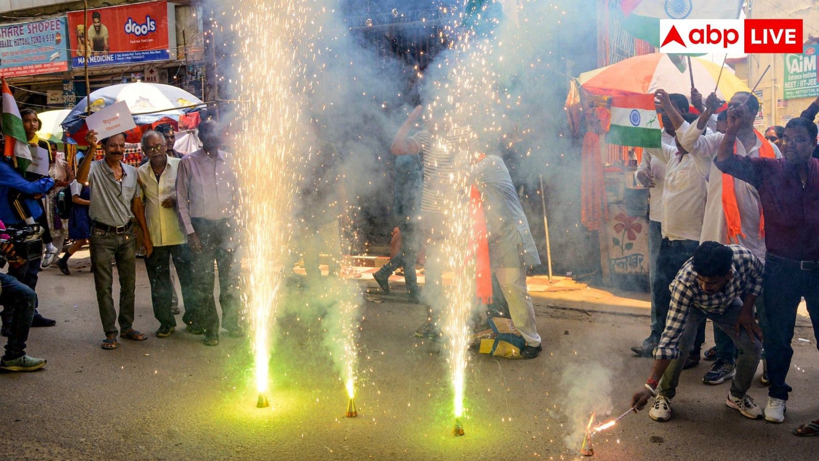 बाहर ही नहीं पटाखों के धुएं से घर की भी खराब हो सकती है एयर क्वालिटी, बच्चों और बुजुर्गों का ऐसे रखें ध्यान बाहर ही नहीं पटाखों के धुएं से घर की भी खराब हो सकती है एयर क्वालिटी, बच्चों और बुजुर्गों का ऐसे रखें ध्यान